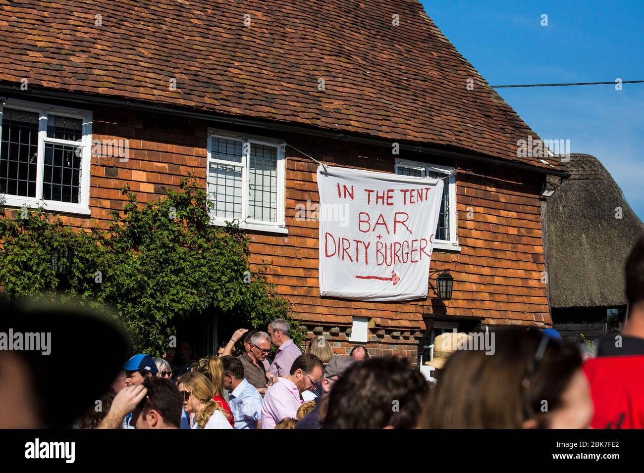 Chiddingstone Real Football, un 100 una partita di calcio / rugby tra 2 pub - il Rock Inn e il Castle Inn Kent UK Foto Stock