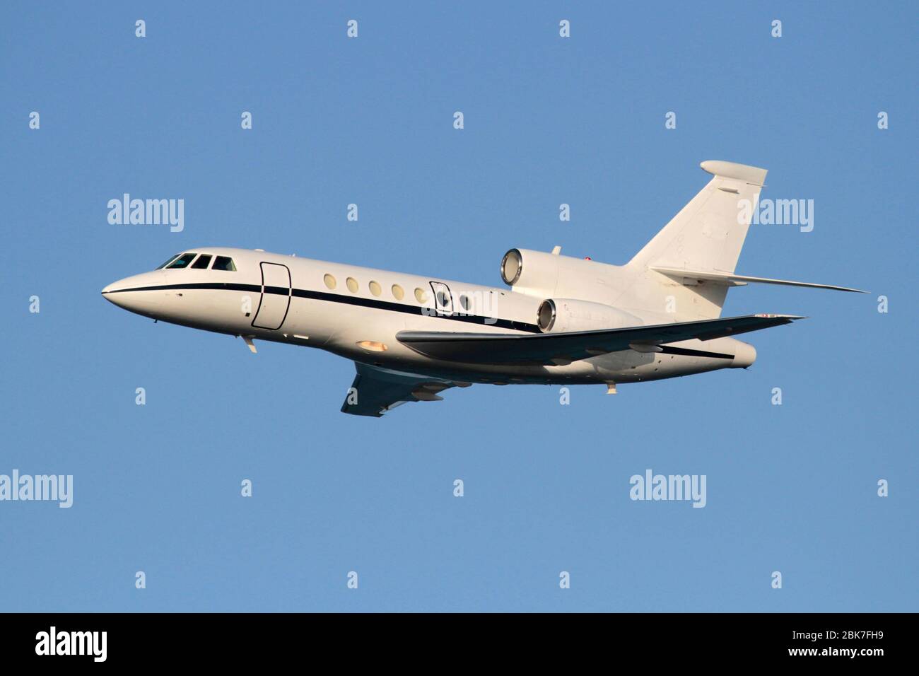 Business jet aerei che volano in aria contro un cielo blu. Aviazione aziendale e viaggi aerei VIP. Foto Stock