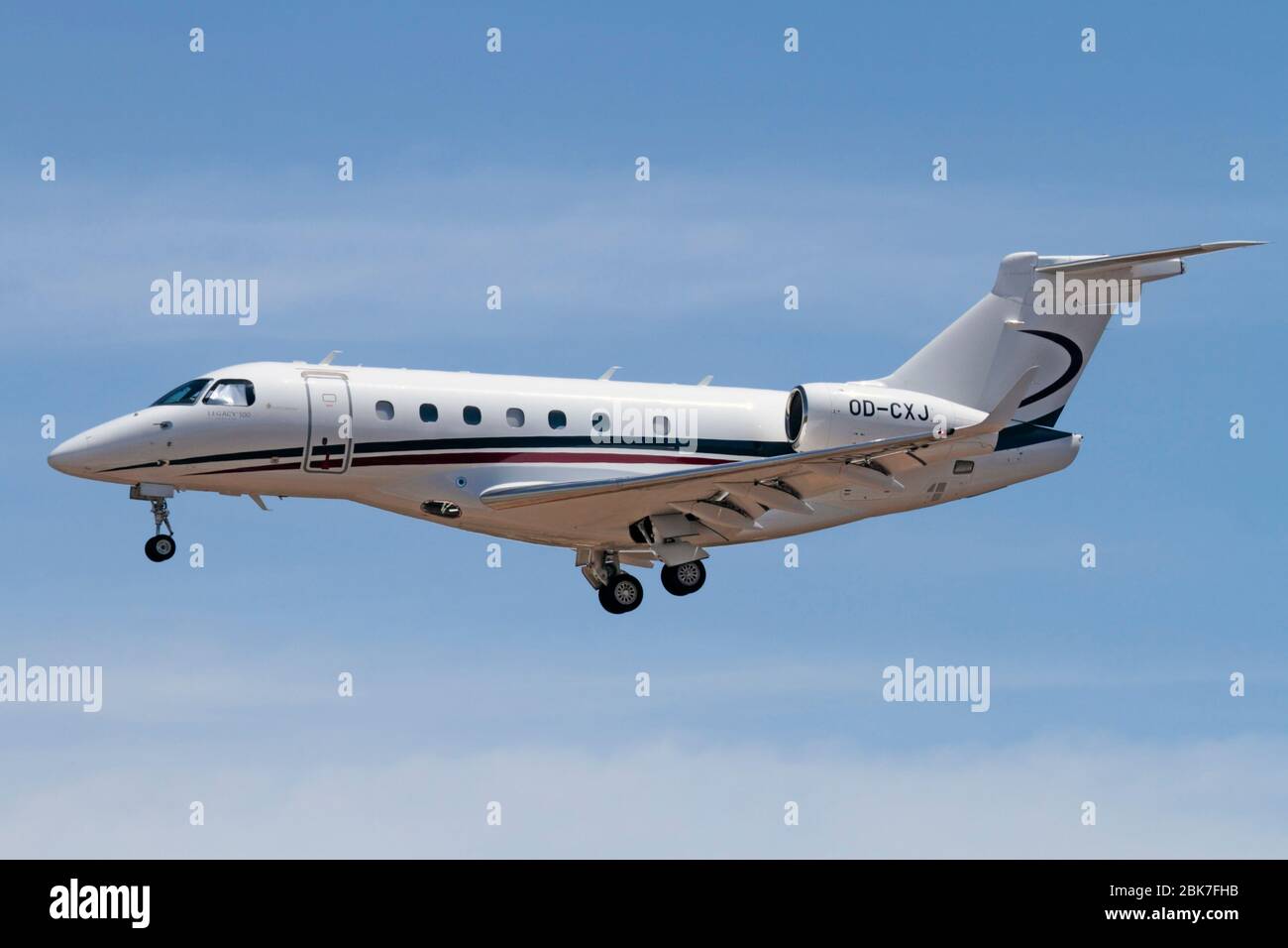 Embraer Legacy 500 business jet Airplane operata da Cedar Aviation volare su approccio finale. Aviazione esecutiva. Foto Stock