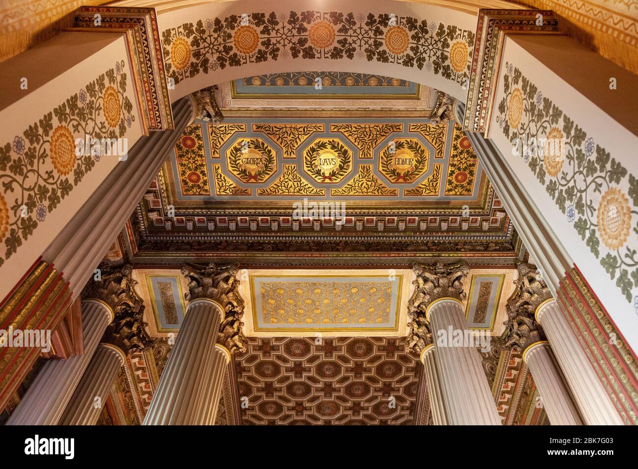 Il soffitto ornato della cappella Pre-Raphaelite a Castle Howard, Yorkshire, Inghilterra Foto Stock