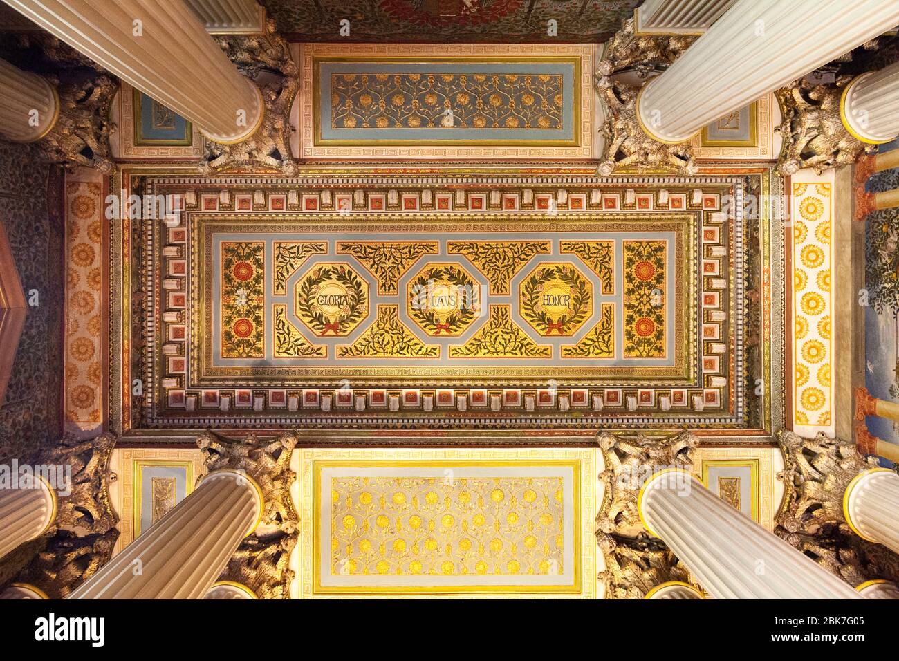 Il soffitto ornato della cappella Pre-Raphaelite a Castle Howard, Yorkshire, Inghilterra Foto Stock