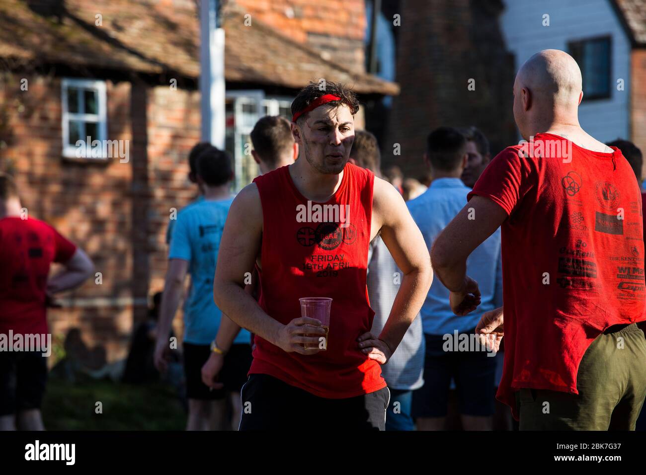 Chiddingstone Real Football, un 100 una partita di calcio / rugby tra 2 pub - il Rock Inn e il Castle Inn Kent UK Foto Stock