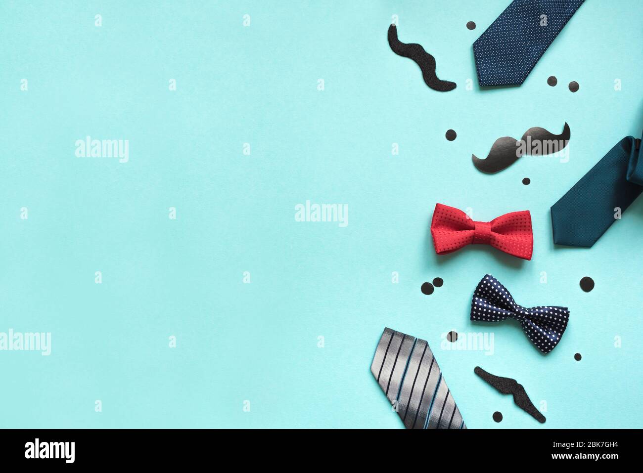 Appartamento della Giornata dei Padri felici adagiarsi su blu, striscione. Cravatte, bowties, confetti e baffi, festa del Padre o concetto di festa Hipster. Foto Stock