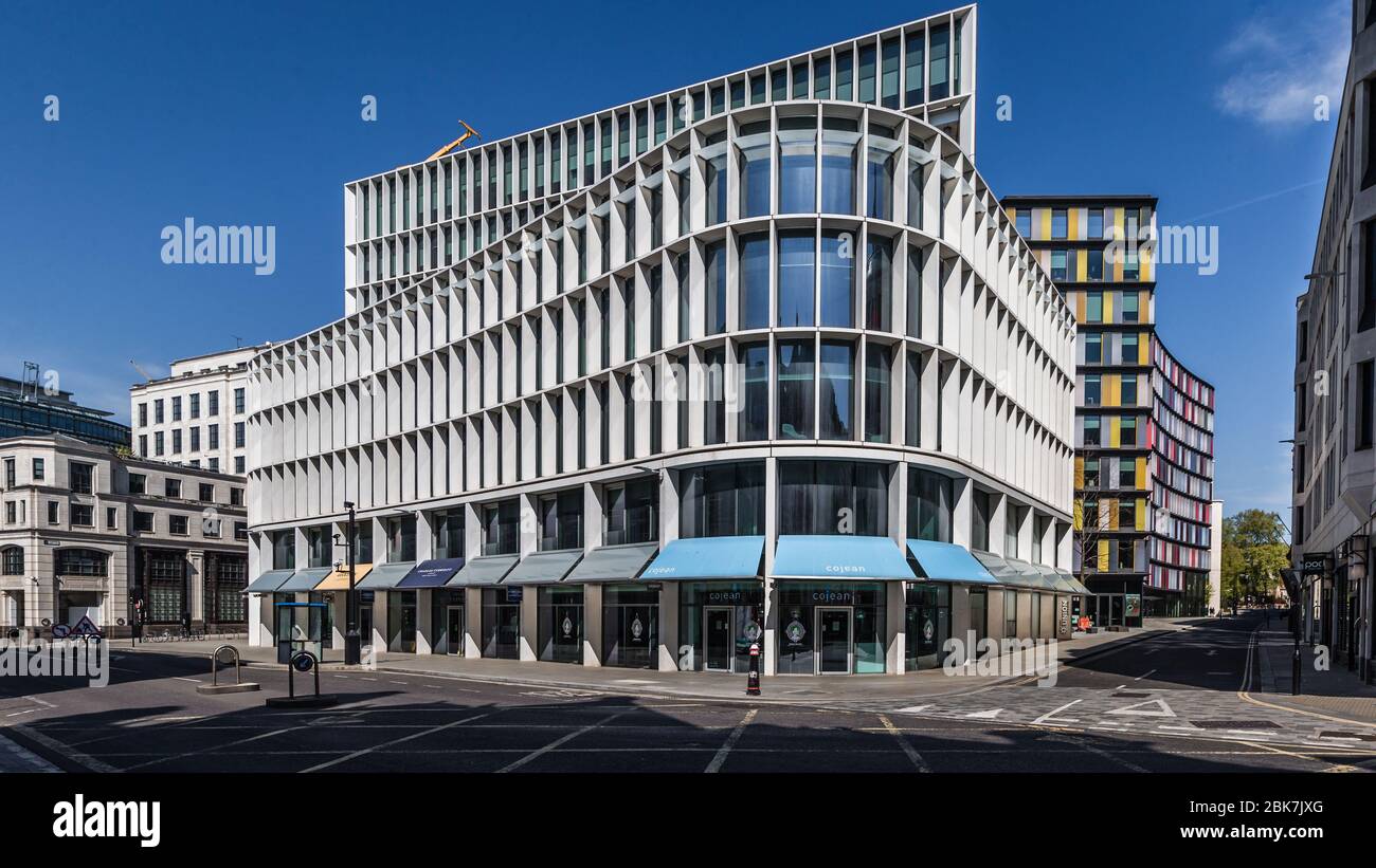 Una nuova Ludgate e la vecchia Bailey a Londra rimangono deserte durante il blocco. Foto Stock