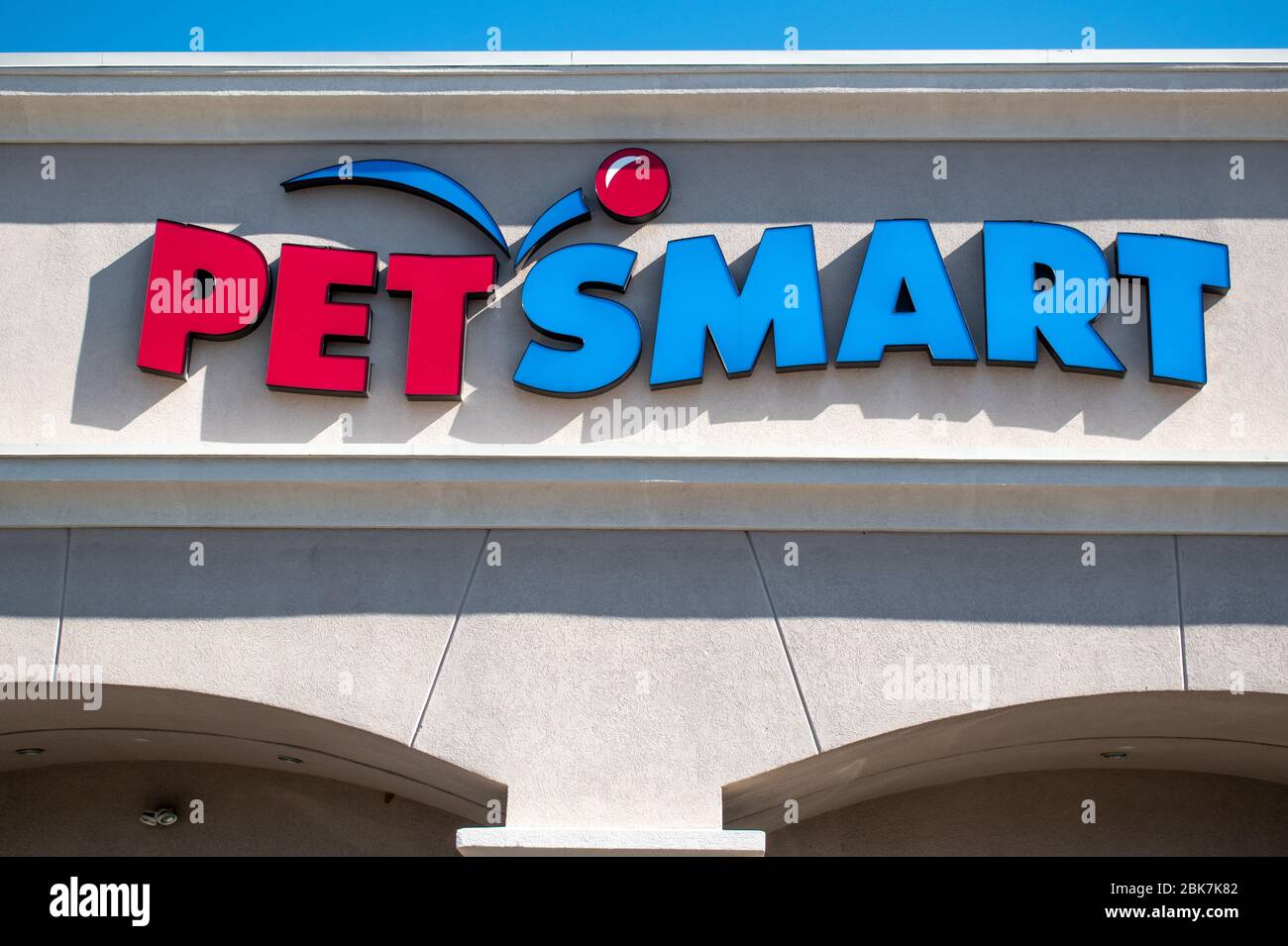 Charlotte, NC/USA - 9 novembre 2019: Primo piano orizzontale di un negozio "PET Smart" al Carolina Pavillion con marchio/logo sulla facciata di bui Foto Stock