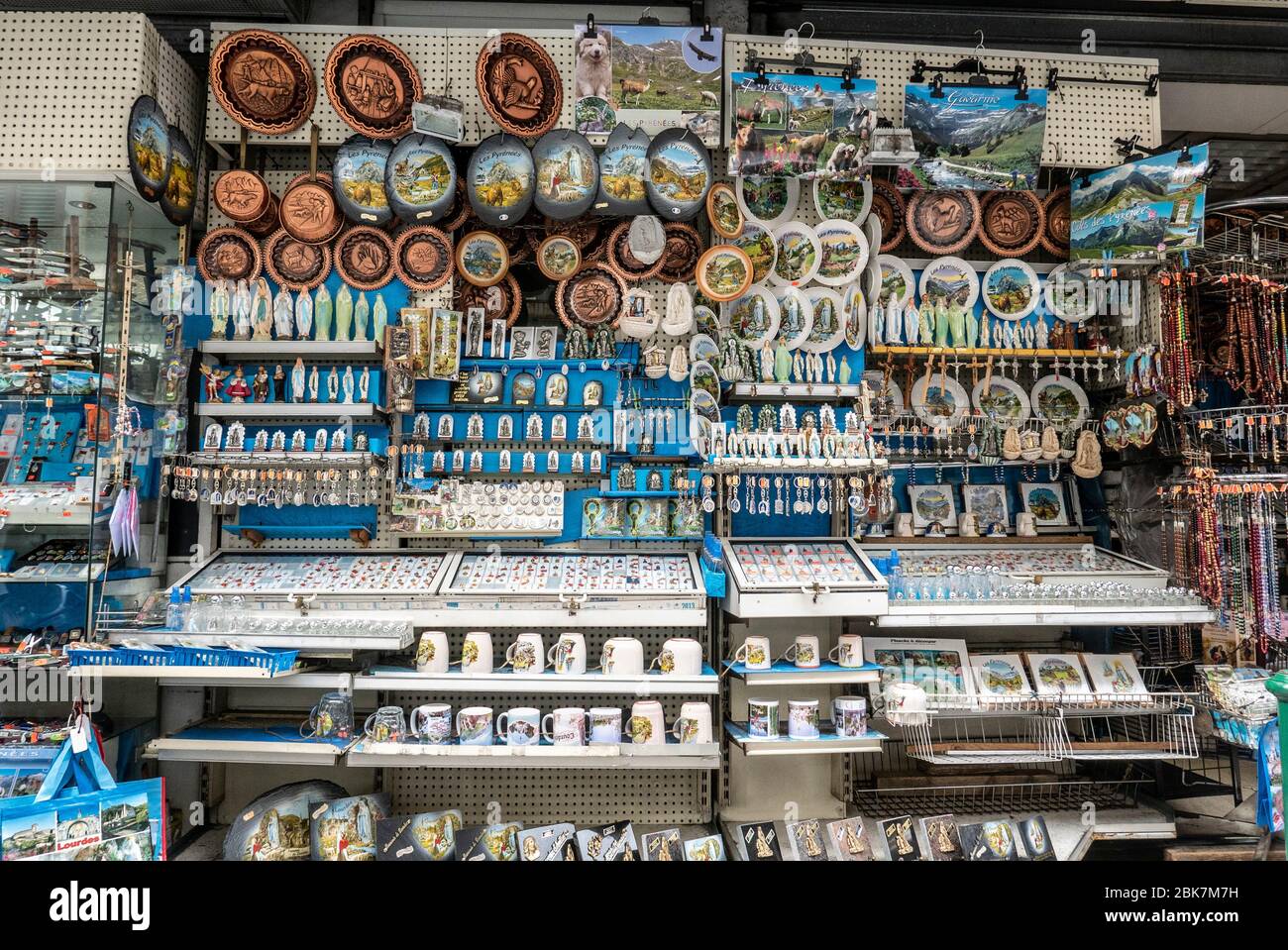 Negozio di souvenir con prodotti della Vergine Maria a Lourdes, Francia, Europa Foto Stock