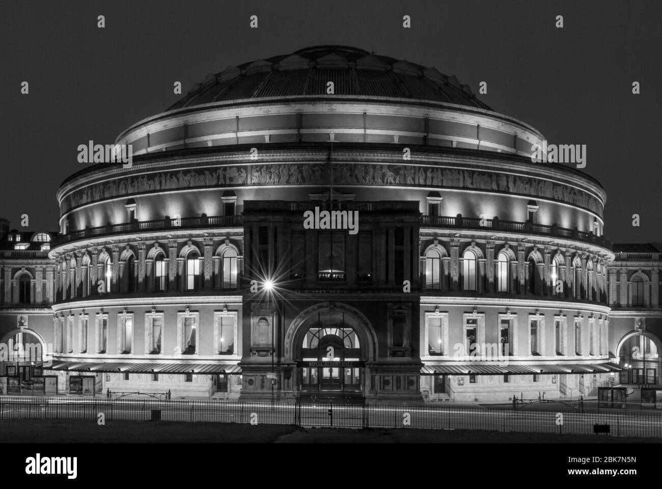 Anfiteatro Red Brick Night Dark Lights BBC Proms Royal Albert Hall Kensington Gore, South Kensington, London SW7 di Captain Francis Fowke Foto Stock