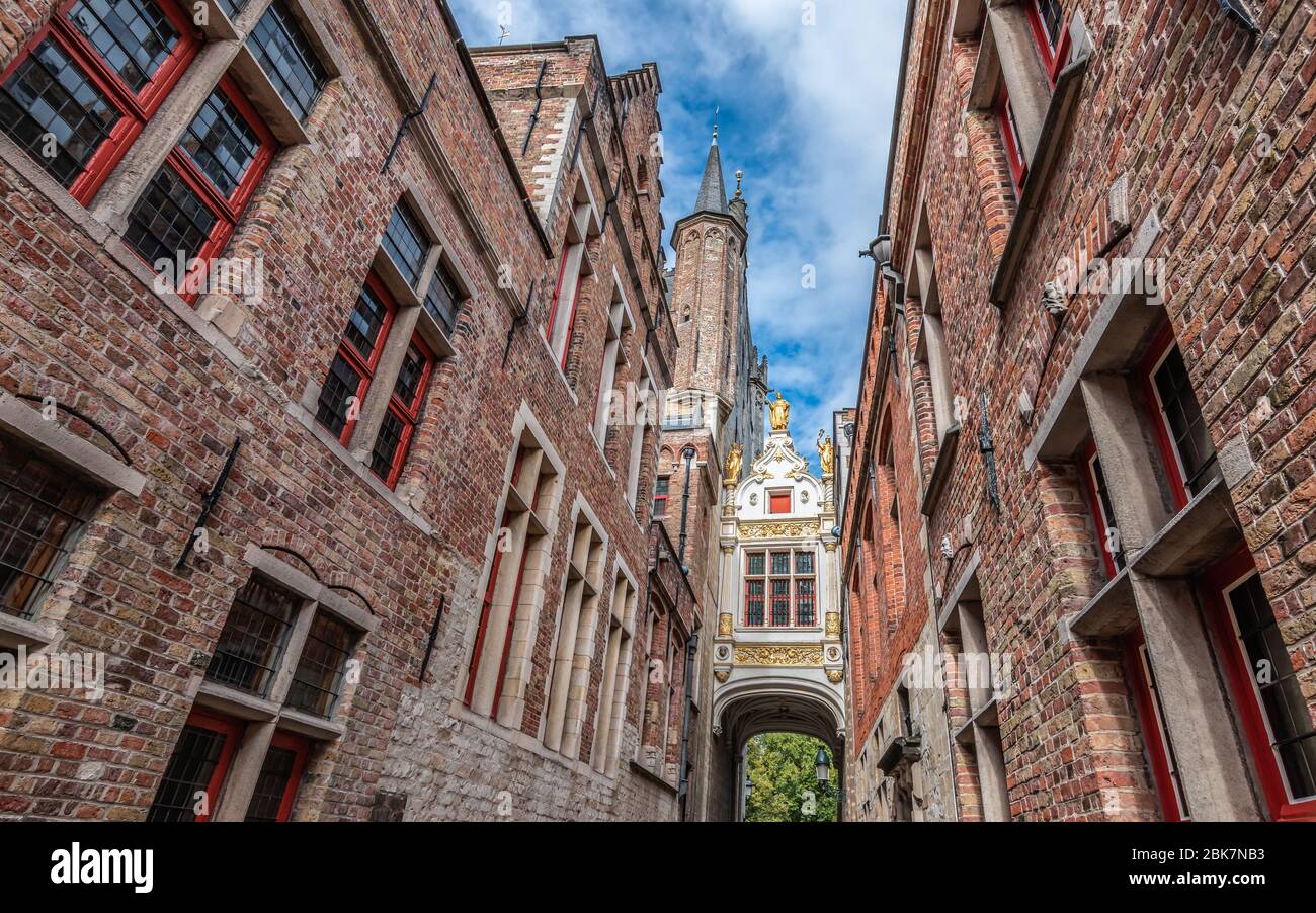 Tipici edifici con facciata in mattoni nella città vecchia di Bruges, Belgio. Foto Stock