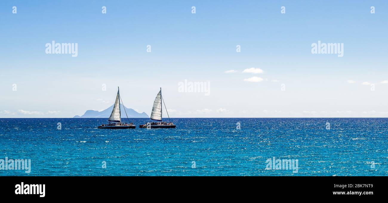 Barca a vela sul mare. Panorama. Foto Stock