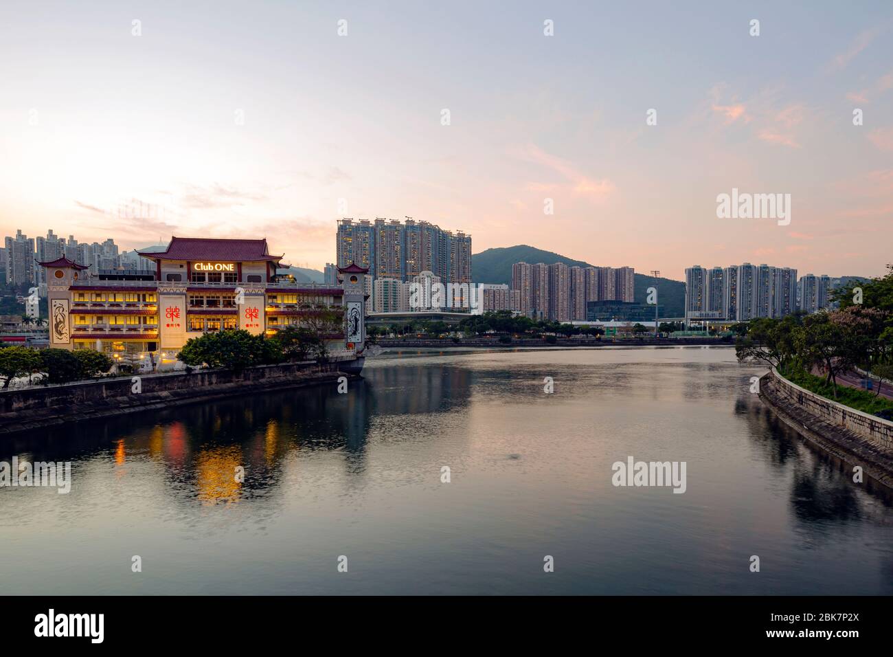 La Riviera ClubONE a Shatin Hong Kong. Questo ristorante cinese è stato costruito con granito che assume la forma di una nave ormeggio lungo la riva. Foto Stock