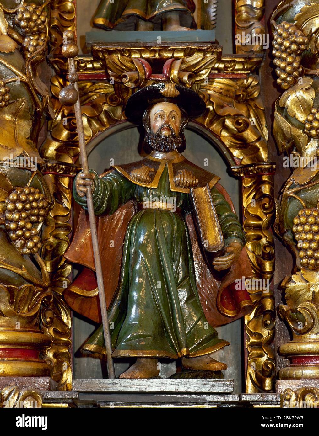 San Giacomo il Grande (3 d.C.-44 d.C.). Apostolo di Gesù. Scultura in legno policromo della pala d'altare barocca (XVIII secolo), Santuario di San Andres de Teixido, provincia la Coruña, Galizia, Spagna. Foto Stock