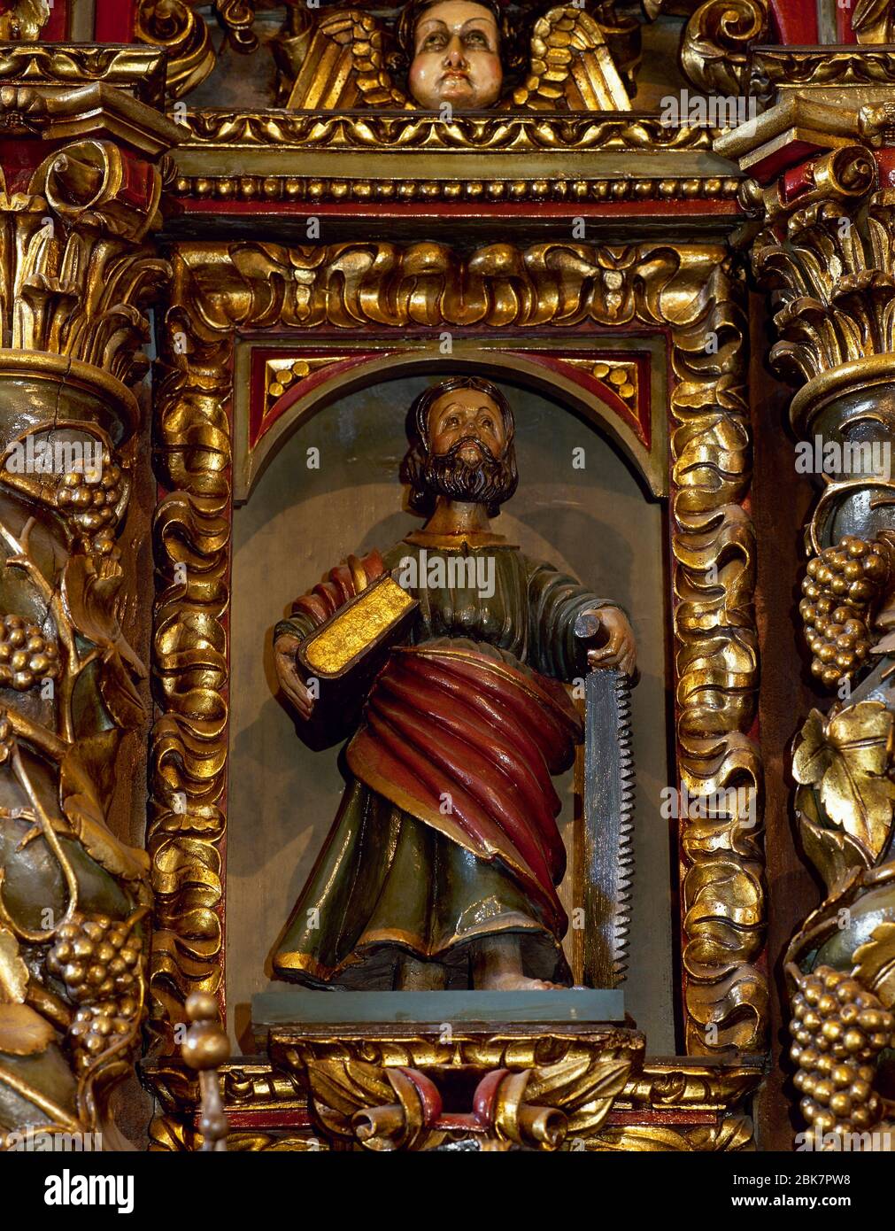 L'apostolo Simon lo Zealot (m. 65 o 107). Scultura in legno policromo della pala d'altare barocca (XVIII secolo), Santuario di San Andres de Teixido, provincia la Coruña, Galizia, Spagna. Foto Stock