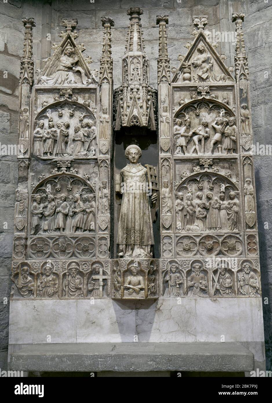 Pala di San Lorenzo, costruita da Jordi de Deu tra il 1386 e il 1387, in stile gotico. Alabastro. Presieduta dalla figura del santo vestita come diacono, con un libro in una mano e le griglie del martirio nell'altra. La vita del Santo (parte centrale), l'Annunciazione (parte superiore) e la Passione (predella inferiore) sono rappresentate. Chiesa parrocchiale di Santa Maria. Santa Coloma de Queralt, Provincia di Tarragona, Catalogna, Spagna. Foto Stock