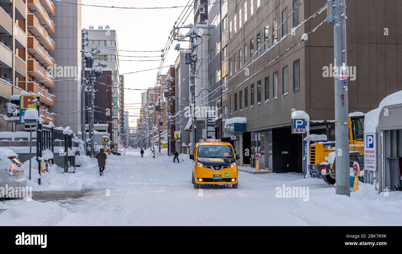 Taxi in Snowy Sapporo Street, Giappone Foto Stock