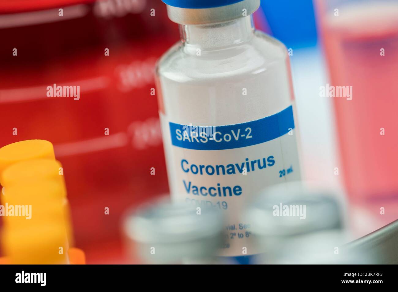 Vaccino sperimentale per coronavirus covid-19 in laboratorio, immagine concettuale, contenitori generici per farmaci senza marchio e codici a barre ipotetici Foto Stock