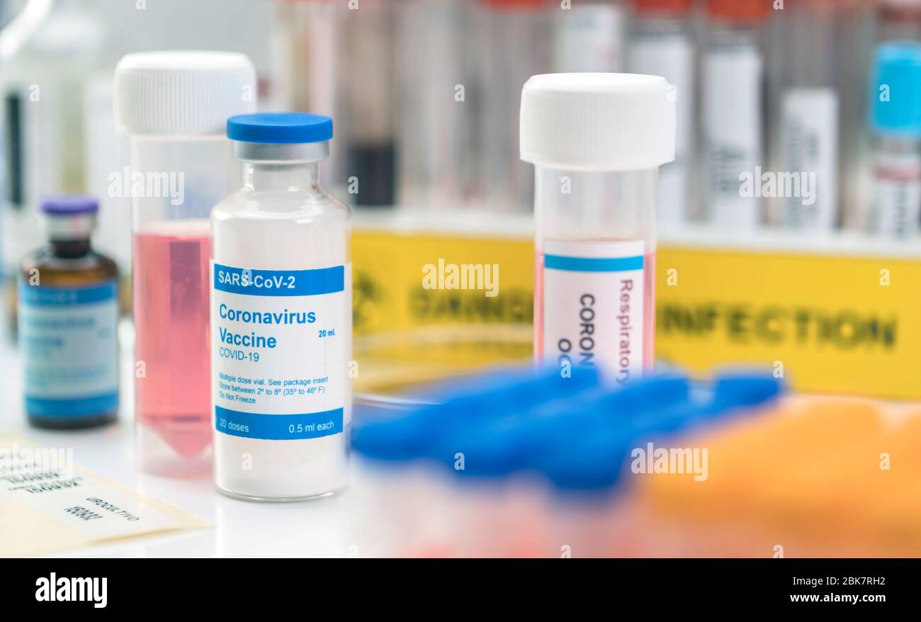 Vaccino sperimentale per coronavirus covid-19 in laboratorio, immagine concettuale, contenitori generici per farmaci senza marchio e codici a barre ipotetici Foto Stock