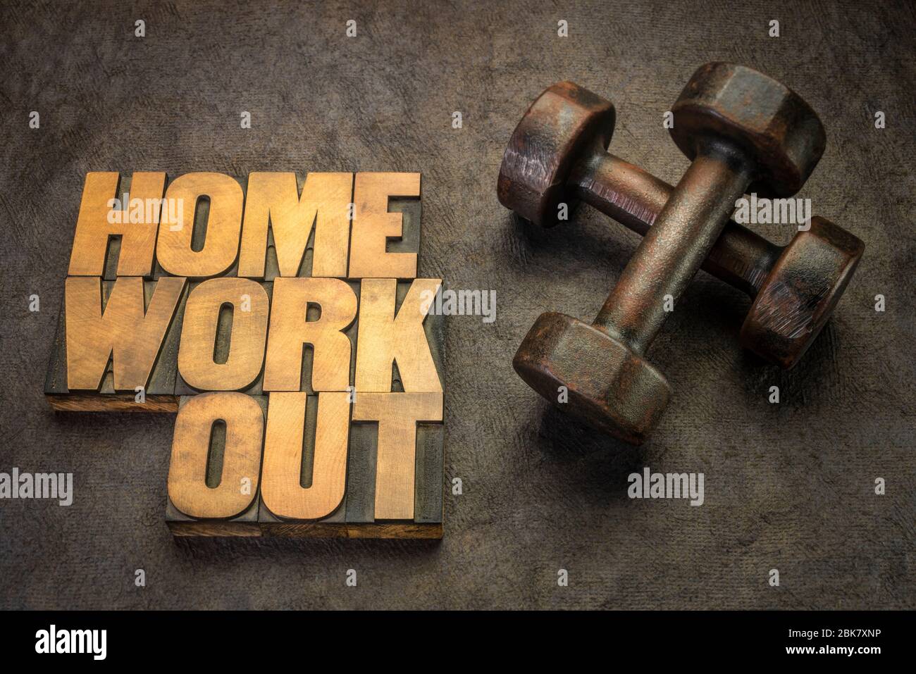 home allenamento e fitness concept - parola astratta in legno tipo letterpress vintage con manubri Foto Stock