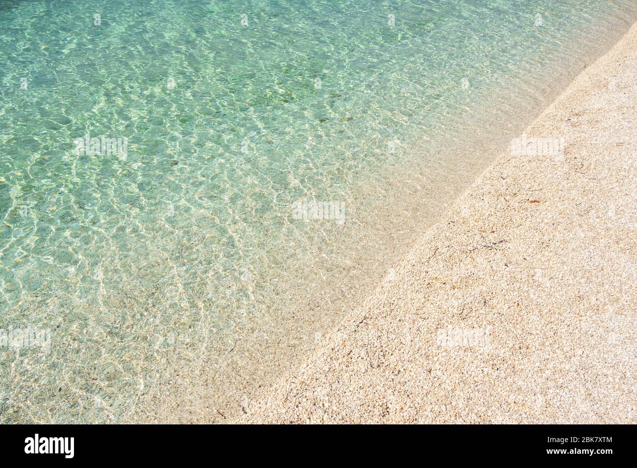 Bella spiaggia vuota sul mare Adriatico in Croazia. Foto Stock