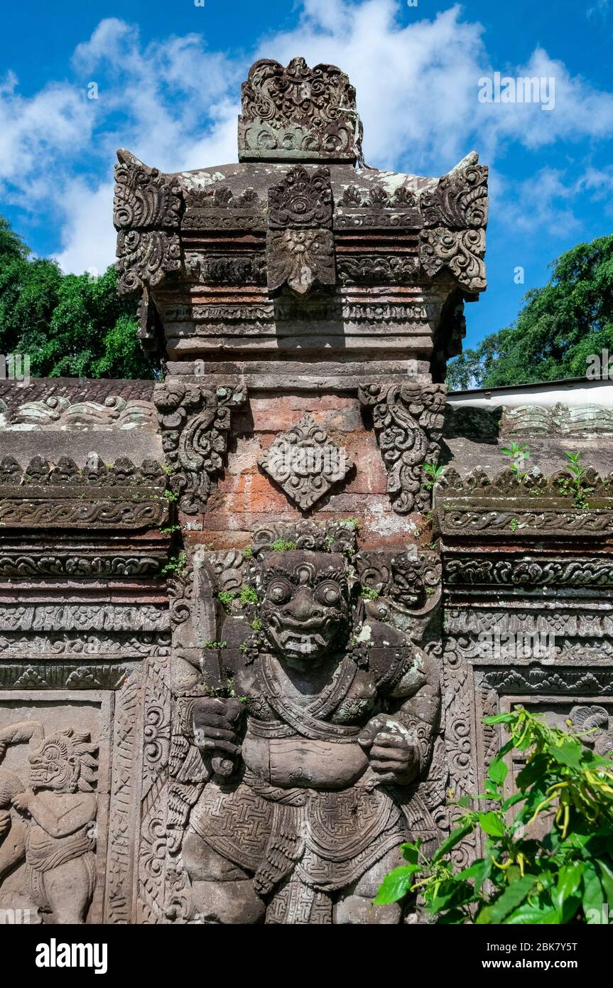 Muro di pietra scultura pura Dalem Tempio Penunggekan Bali Indonesia Foto Stock