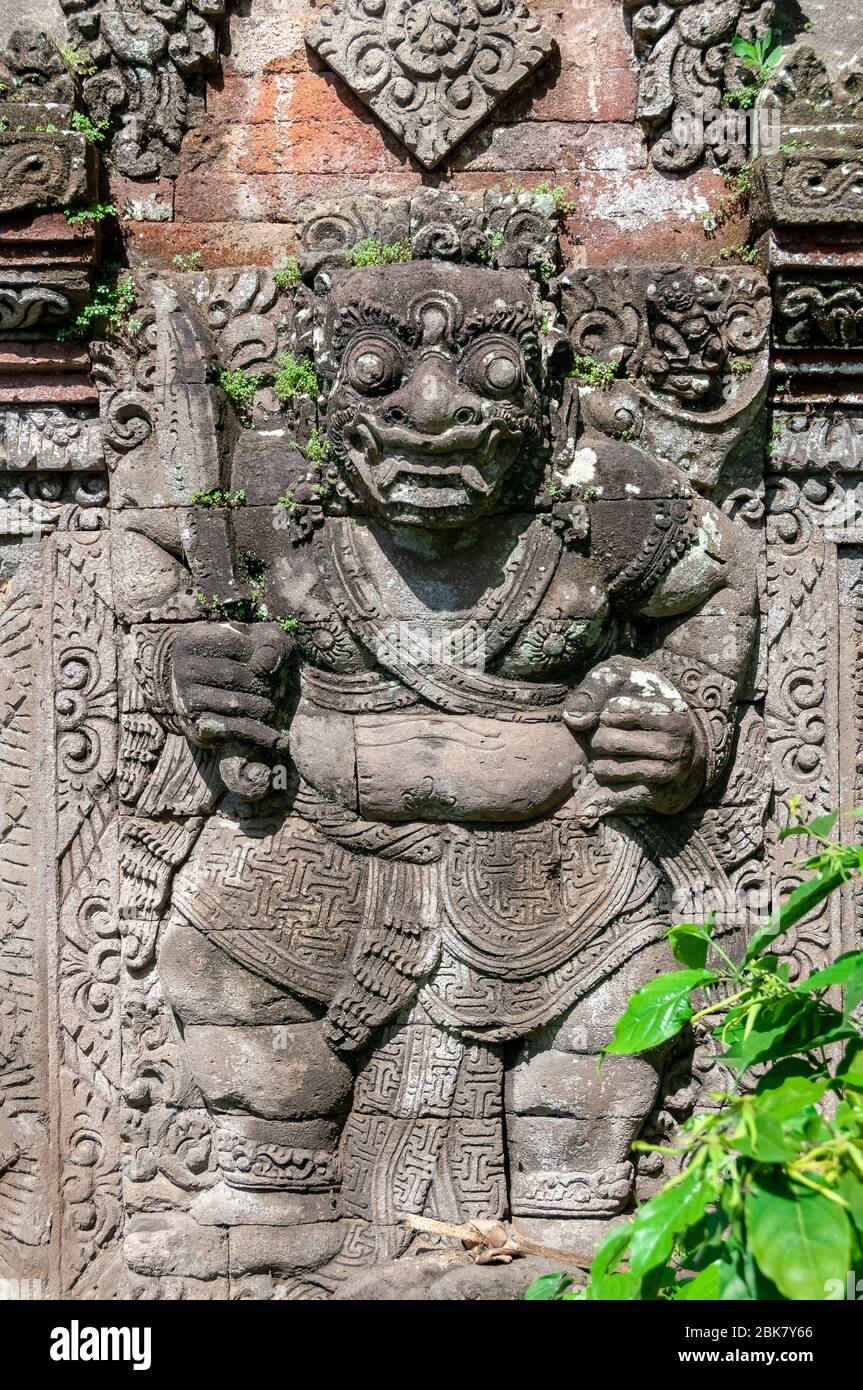 Muro di pietra scultura pura Dalem Tempio Penunggekan Bali Indonesia Foto Stock