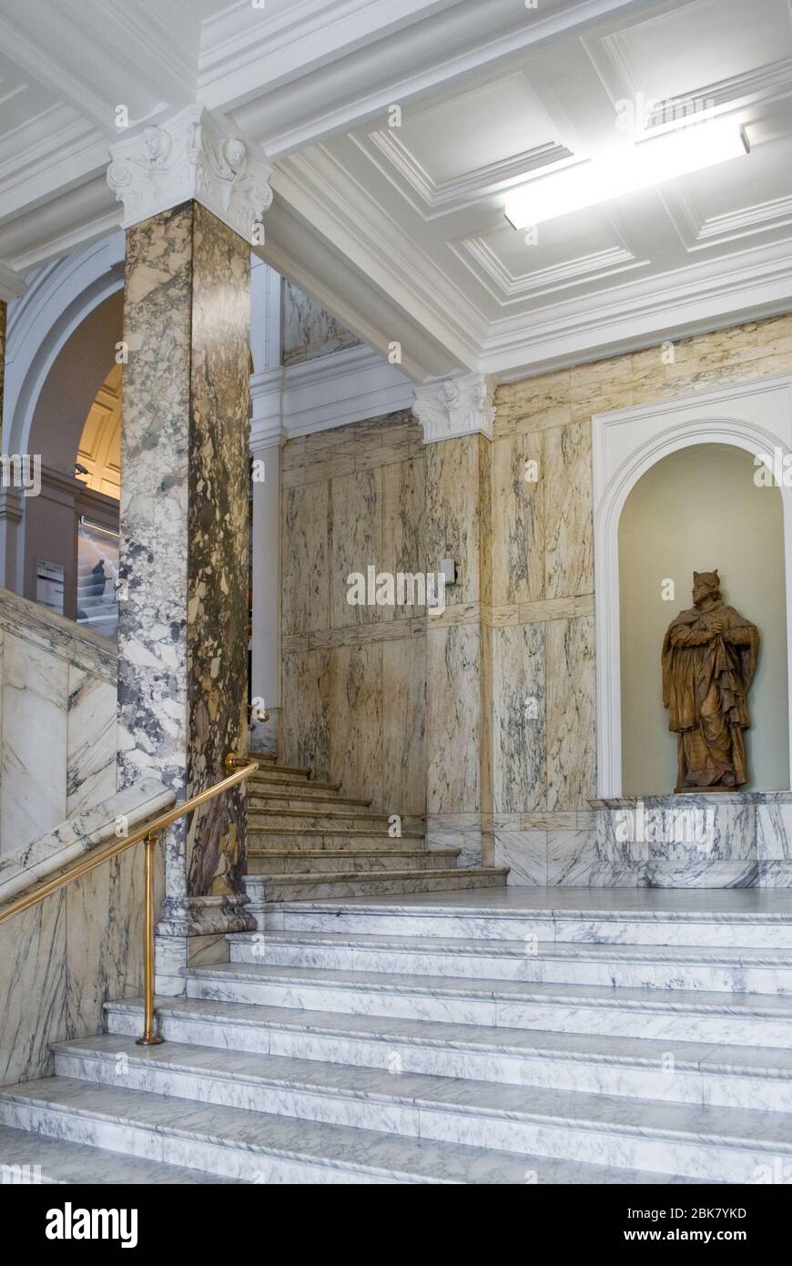 Classiche gallerie di sculture in marmo tradizionali all'interno del Victoria & Albert Museum, Cromwell Road, Knightsbridge, Londra SW7 2RL Foto Stock