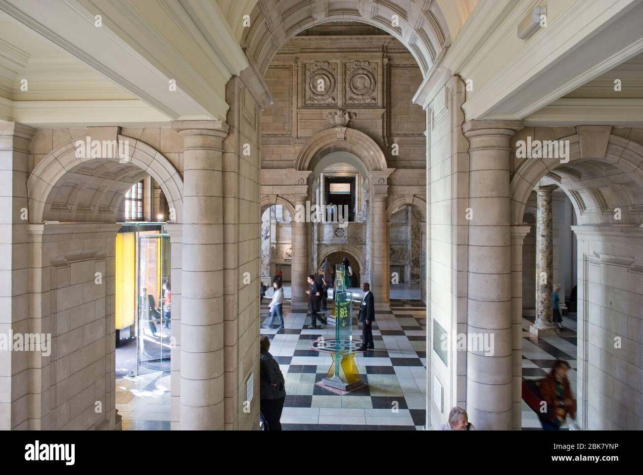 Ingresso alle gallerie di sculture in marmo di pietra al Victoria & Albert Museum, Cromwell Road, Knightsbridge, Londra SW7 2RL Foto Stock