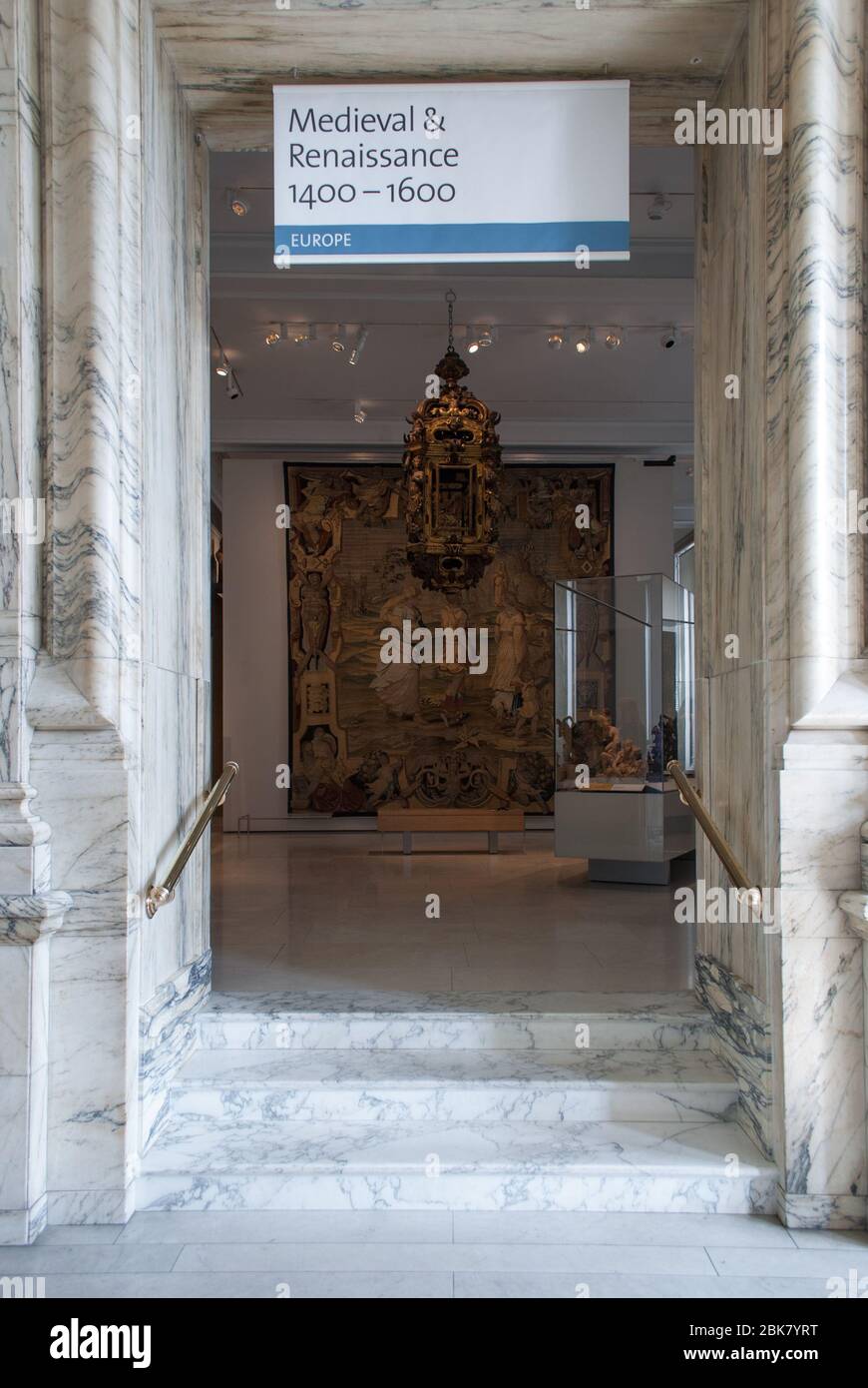 Classiche gallerie di sculture in marmo tradizionali all'interno del Victoria & Albert Museum, Cromwell Road, Knightsbridge, Londra SW7 2RL Foto Stock