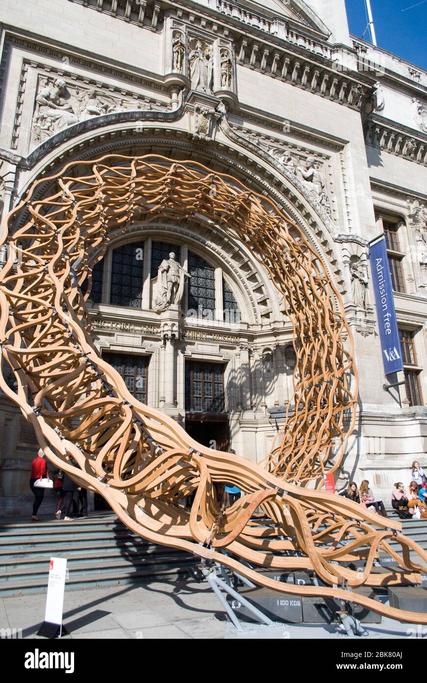 Struttura a onda di legno Festival di architettura Victoria & Albert Museum, Cromwell Road, Knightsbridge, Londra SW7 di Amanda Levete Architects Foto Stock