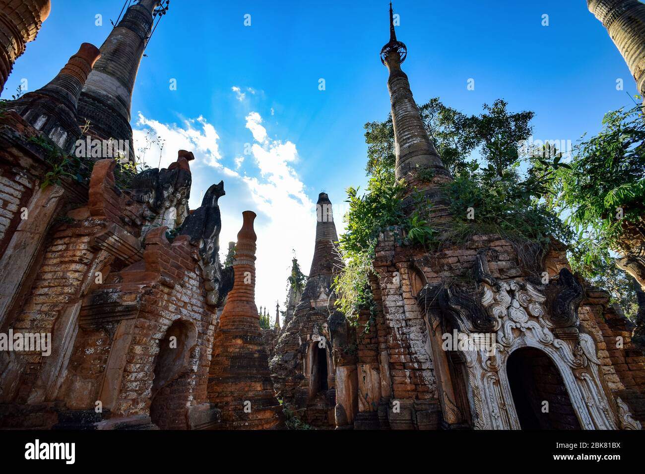 Shwe Indein Pagodas vicino al lago Inle (Myanmar) Foto Stock