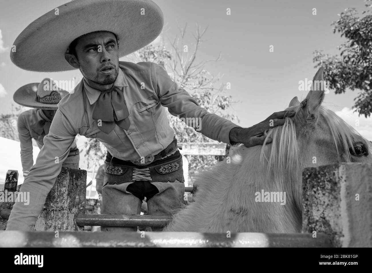 Cowboy messicano che si prepara a cavalcare un cavallo selvaggio durante un evento di "charreria". Charrerias sono l'equivalente messicano dei rodei. Per tre giorni il pa Foto Stock