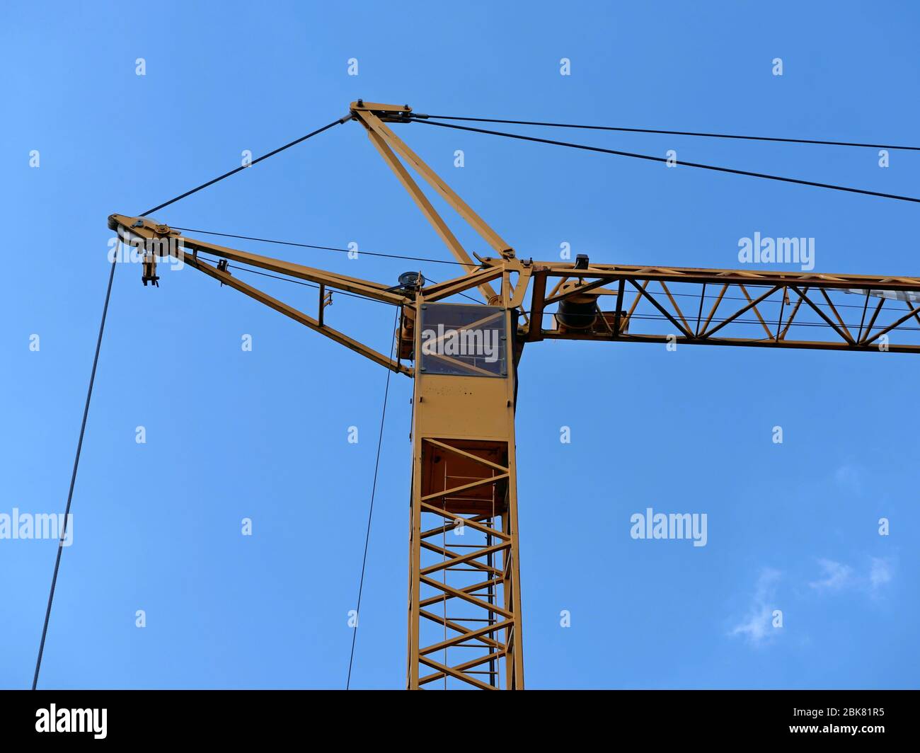 Gru da costruzione gialla davanti a un cielo blu - dettaglio Foto Stock