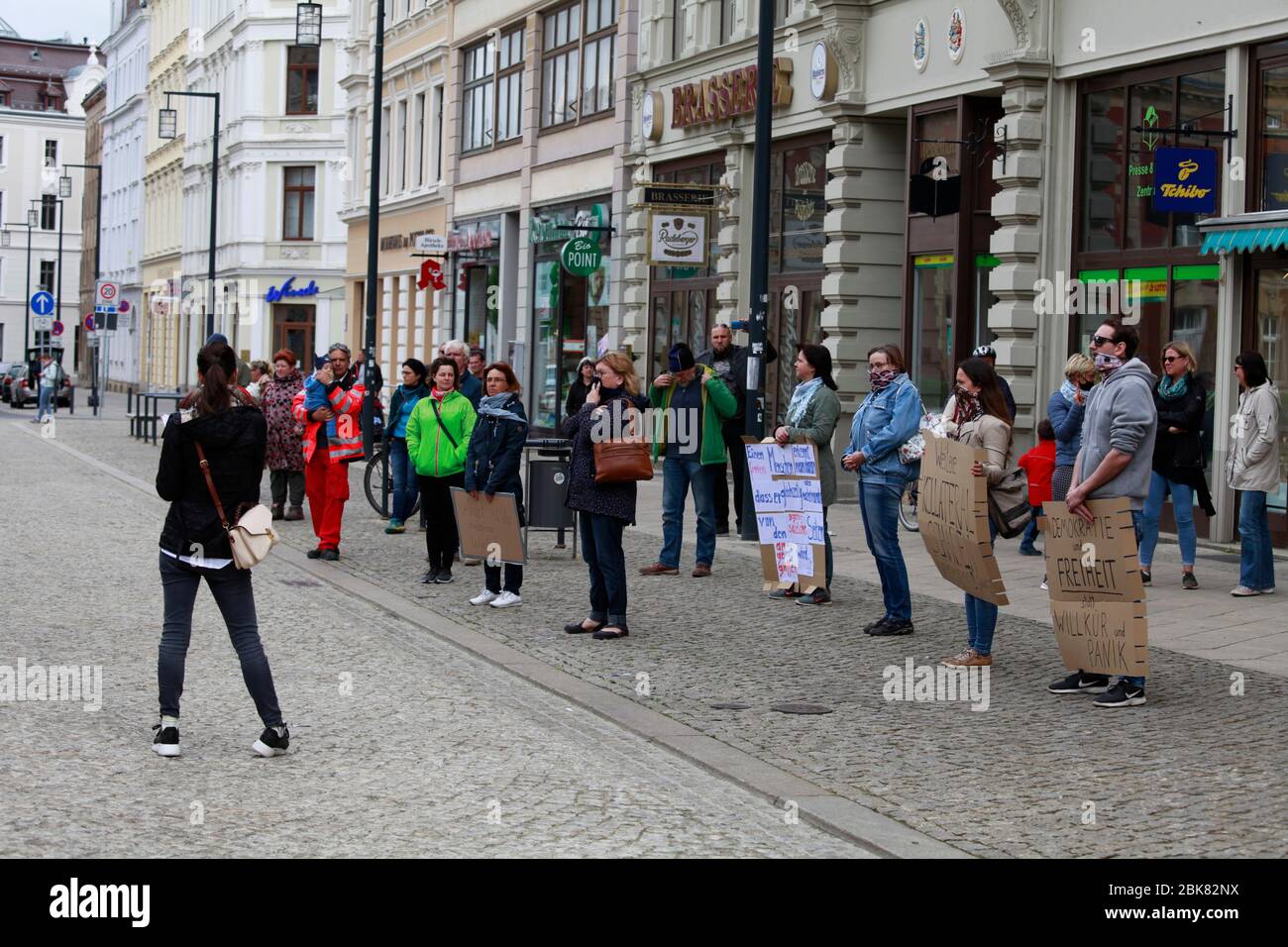 Grundrecht stärken statt Panik schüren, so dass motto der Demo am Samstagnachmittag auf dem Postplatz am 02.5.2020 in Görlitz. Foto Stock