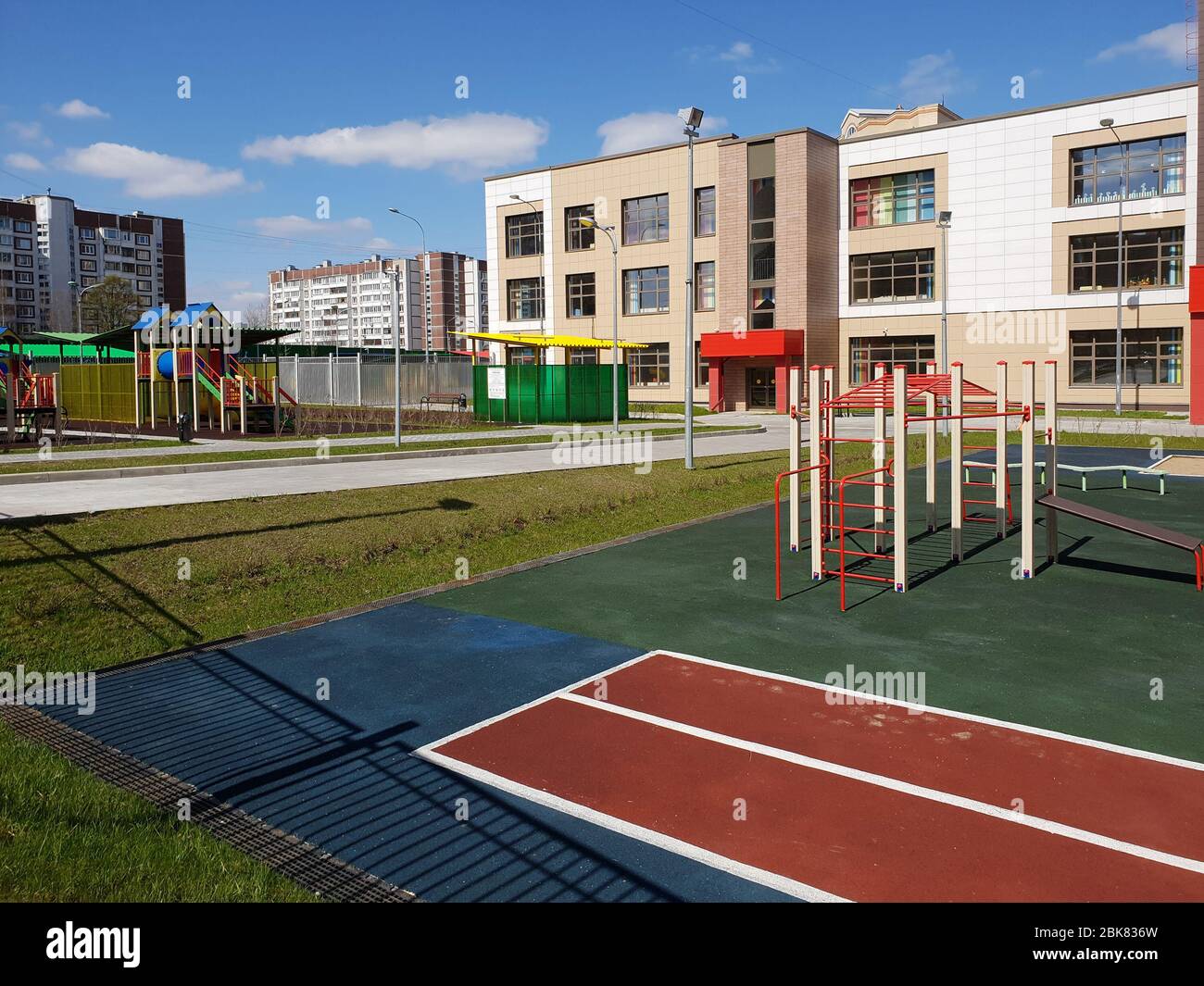 Mosca, Russia - 1 maggio. 2020. Scuola statale completa di istruzione primaria e secondaria con complesso di gioco a Zelenograd Foto Stock