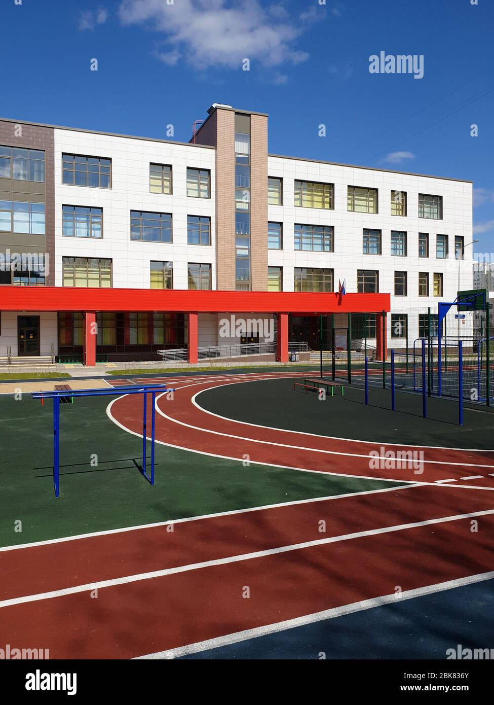 Mosca, Russia - 1 maggio. 2020. Scuola statale completa di istruzione primaria e secondaria con complesso di gioco a Zelenograd Foto Stock