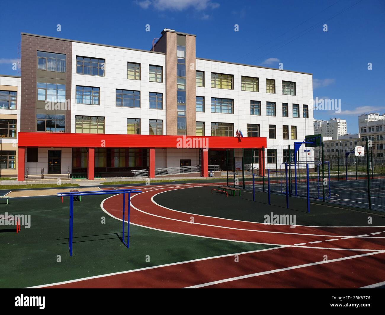 Mosca, Russia - 1 maggio. 2020. Scuola statale completa di istruzione primaria e secondaria con complesso di gioco a Zelenograd Foto Stock