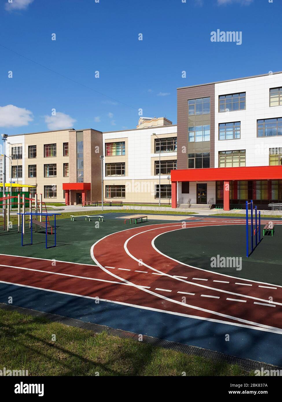 Mosca, Russia - 1 maggio. 2020. Scuola statale completa di istruzione primaria e secondaria con complesso di gioco a Zelenograd Foto Stock