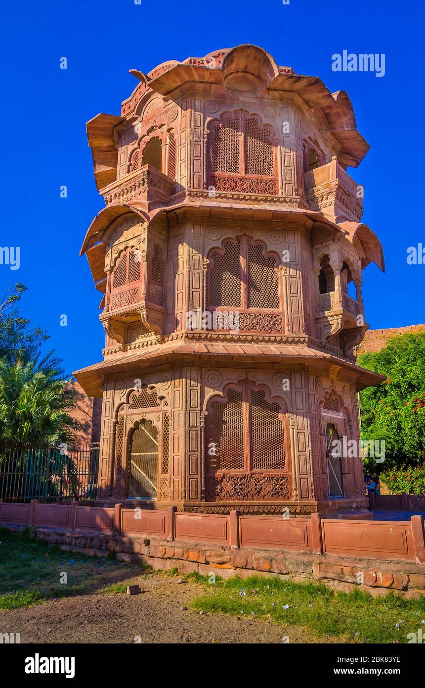 JODHPUR, INDIA – DEC. 02, 2019: L'Ek Thamba Mahal vicino ai 'Giardini del landore'. E' una bella collezione di templi e memoriali a Mandore. Foto Stock