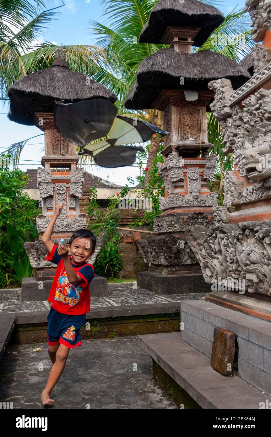 Ragazzi che giocano al tempio Ubud Bali Indonesia Foto Stock