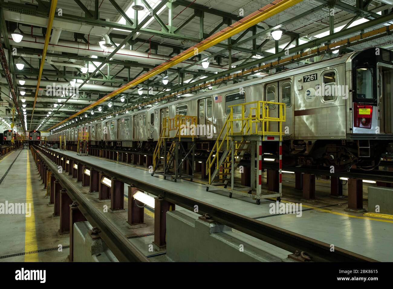 New York, NY - 2 maggio 2020: Vista della MTA New York City Transit Corona Maintenance Facility in Queens durante la pandemia COVID-19 Foto Stock