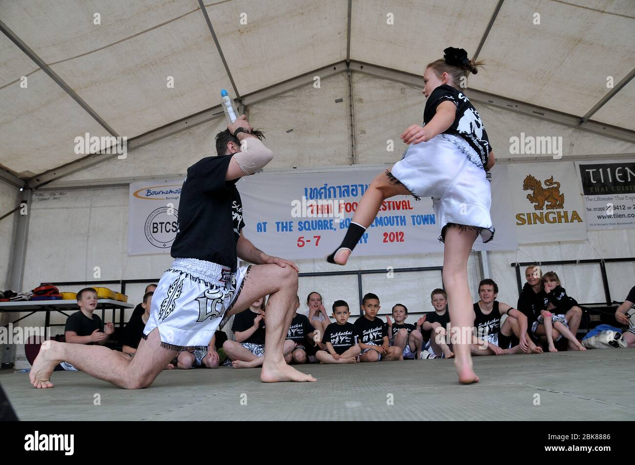 Cucina e cultura thailandese celebrata in Bournemouth Square . Il terzo festival del cibo tailandese ha in particolare lo scopo di dare a quelli di misto Thai / inglese la possibilità di socializzare ed esplorare la cultura tailandese e danza tradizionale vedere vera Muay Thai. C'era laboratori di cibo per coloro interessati a imparare a cucinare cibo tailandese. E' stato un bell'evento che ha portato la comunità anglo tailandese insieme con la gente del posto e i visitatori che hanno viaggiato da tutto il Regno Unito per vivere il festival. Foto Stock Cucina e cultura thailandese celebrata in Bournemouth Square . Il terzo festival del cibo tailandese ha in particolare lo scopo di dare a quelli di misto Thai / inglese la possibilità di socializzare ed esplorare la cultura tailandese e danza tradizionale vedere vera Muay Thai. C'era laboratori di cibo per coloro interessati a imparare a cucinare cibo tailandese. E' stato un bell'evento che ha portato la comunità anglo tailandese insieme con la gente del posto e i visitatori che hanno viaggiato da tutto il Regno Unito per vivere il festival. Foto Stock
