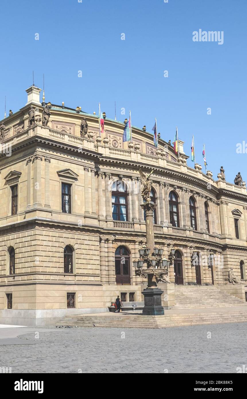 Praga, Repubblica Ceca - 23 aprile 2020: Edificio storico in stile neo-rinascimentale di Rudolfinum, sala concerti e sede dell'Orchestra Filarmonica Ceca. Foto verticale. Foto Stock