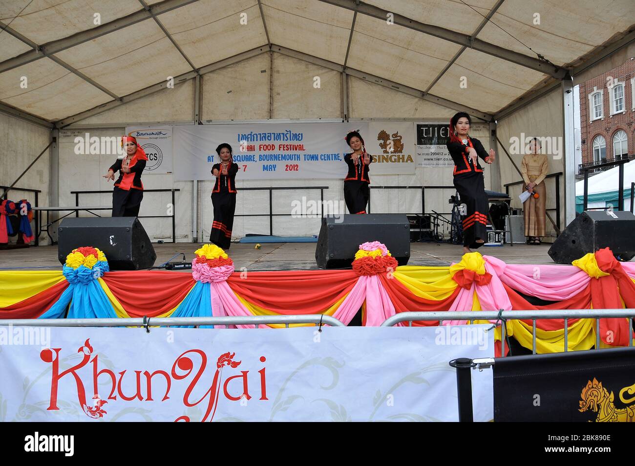 Cucina e cultura thailandese celebrata in Bournemouth Square . Il terzo festival del cibo tailandese ha in particolare lo scopo di dare a quelli di misto Thai / inglese la possibilità di socializzare ed esplorare la cultura tailandese e danza tradizionale vedere vera Muay Thai. C'era laboratori di cibo per coloro interessati a imparare a cucinare cibo tailandese. E' stato un bell'evento che ha portato la comunità anglo tailandese insieme con la gente del posto e i visitatori che hanno viaggiato da tutto il Regno Unito per vivere il festival. Foto Stock Cucina e cultura thailandese celebrata in Bournemouth Square . Il terzo festival del cibo tailandese ha in particolare lo scopo di dare a quelli di misto Thai / inglese la possibilità di socializzare ed esplorare la cultura tailandese e danza tradizionale vedere vera Muay Thai. C'era laboratori di cibo per coloro interessati a imparare a cucinare cibo tailandese. E' stato un bell'evento che ha portato la comunità anglo tailandese insieme con la gente del posto e i visitatori che hanno viaggiato da tutto il Regno Unito per vivere il festival. Foto Stock
