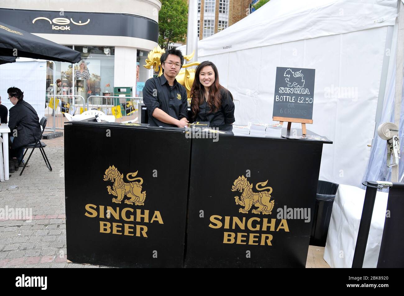 Cucina e cultura thailandese celebrata in Bournemouth Square . Il terzo festival del cibo tailandese ha in particolare lo scopo di dare a quelli di misto Thai / inglese la possibilità di socializzare ed esplorare la cultura tailandese e danza tradizionale vedere vera Muay Thai. C'era laboratori di cibo per coloro interessati a imparare a cucinare cibo tailandese. E' stato un bell'evento che ha portato la comunità anglo tailandese insieme con la gente del posto e i visitatori che hanno viaggiato da tutto il Regno Unito per vivere il festival. Foto Stock Cucina e cultura thailandese celebrata in Bournemouth Square . Il terzo festival del cibo tailandese ha in particolare lo scopo di dare a quelli di misto Thai / inglese la possibilità di socializzare ed esplorare la cultura tailandese e danza tradizionale vedere vera Muay Thai. C'era laboratori di cibo per coloro interessati a imparare a cucinare cibo tailandese. E' stato un bell'evento che ha portato la comunità anglo tailandese insieme con la gente del posto e i visitatori che hanno viaggiato da tutto il Regno Unito per vivere il festival. Foto Stock