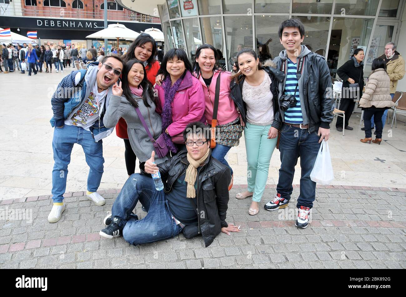 Cucina e cultura thailandese celebrata in Bournemouth Square . Il terzo festival del cibo tailandese ha in particolare lo scopo di dare a quelli di misto Thai / inglese la possibilità di socializzare ed esplorare la cultura tailandese e danza tradizionale vedere vera Muay Thai. C'era laboratori di cibo per coloro interessati a imparare a cucinare cibo tailandese. E' stato un bell'evento che ha portato la comunità anglo tailandese insieme con la gente del posto e i visitatori che hanno viaggiato da tutto il Regno Unito per vivere il festival. Foto Stock Cucina e cultura thailandese celebrata in Bournemouth Square . Il terzo festival del cibo tailandese ha in particolare lo scopo di dare a quelli di misto Thai / inglese la possibilità di socializzare ed esplorare la cultura tailandese e danza tradizionale vedere vera Muay Thai. C'era laboratori di cibo per coloro interessati a imparare a cucinare cibo tailandese. E' stato un bell'evento che ha portato la comunità anglo tailandese insieme con la gente del posto e i visitatori che hanno viaggiato da tutto il Regno Unito per vivere il festival. Foto Stock