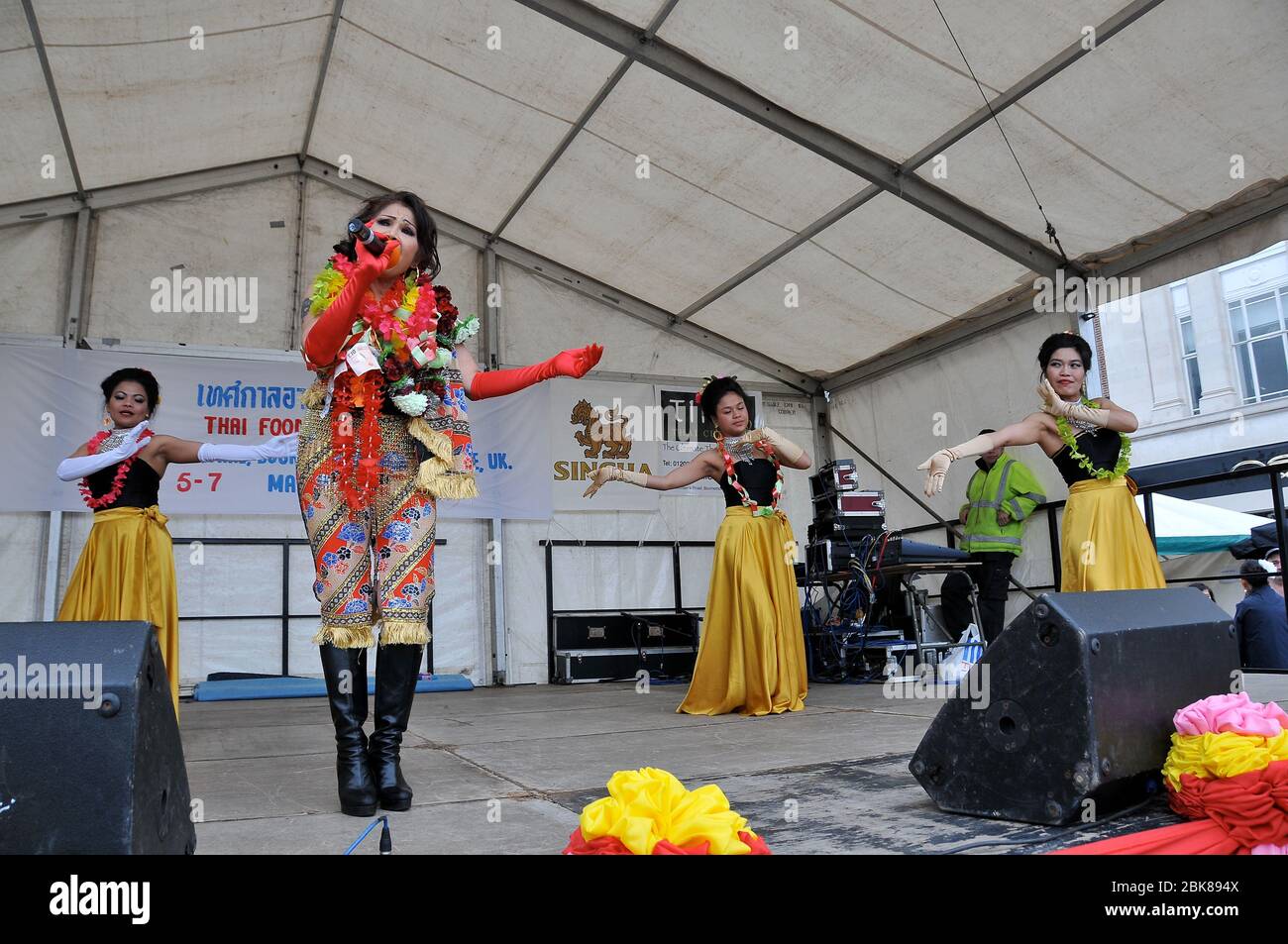 Cucina e cultura thailandese celebrata in Bournemouth Square . Il terzo festival del cibo tailandese ha in particolare lo scopo di dare a quelli di misto Thai / inglese la possibilità di socializzare ed esplorare la cultura tailandese e danza tradizionale vedere vera Muay Thai. C'era laboratori di cibo per coloro interessati a imparare a cucinare cibo tailandese. E' stato un bell'evento che ha portato la comunità anglo tailandese insieme con la gente del posto e i visitatori che hanno viaggiato da tutto il Regno Unito per vivere il festival. Foto Stock