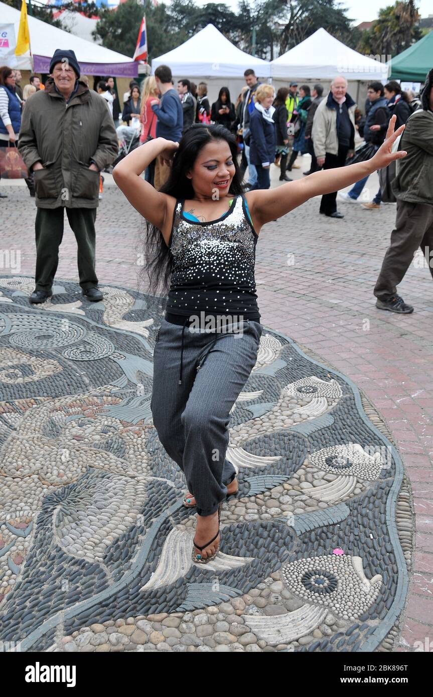 Cucina e cultura thailandese celebrata in Bournemouth Square . Il terzo festival del cibo tailandese ha in particolare lo scopo di dare a quelli di misto Thai / inglese la possibilità di socializzare ed esplorare la cultura tailandese e danza tradizionale vedere vera Muay Thai. C'era laboratori di cibo per coloro interessati a imparare a cucinare cibo tailandese. E' stato un bell'evento che ha portato la comunità anglo tailandese insieme con la gente del posto e i visitatori che hanno viaggiato da tutto il Regno Unito per vivere il festival. Foto Stock Cucina e cultura thailandese celebrata in Bournemouth Square . Il terzo festival del cibo tailandese ha in particolare lo scopo di dare a quelli di misto Thai / inglese la possibilità di socializzare ed esplorare la cultura tailandese e danza tradizionale vedere vera Muay Thai. C'era laboratori di cibo per coloro interessati a imparare a cucinare cibo tailandese. E' stato un bell'evento che ha portato la comunità anglo tailandese insieme con la gente del posto e i visitatori che hanno viaggiato da tutto il Regno Unito per vivere il festival. Foto Stock