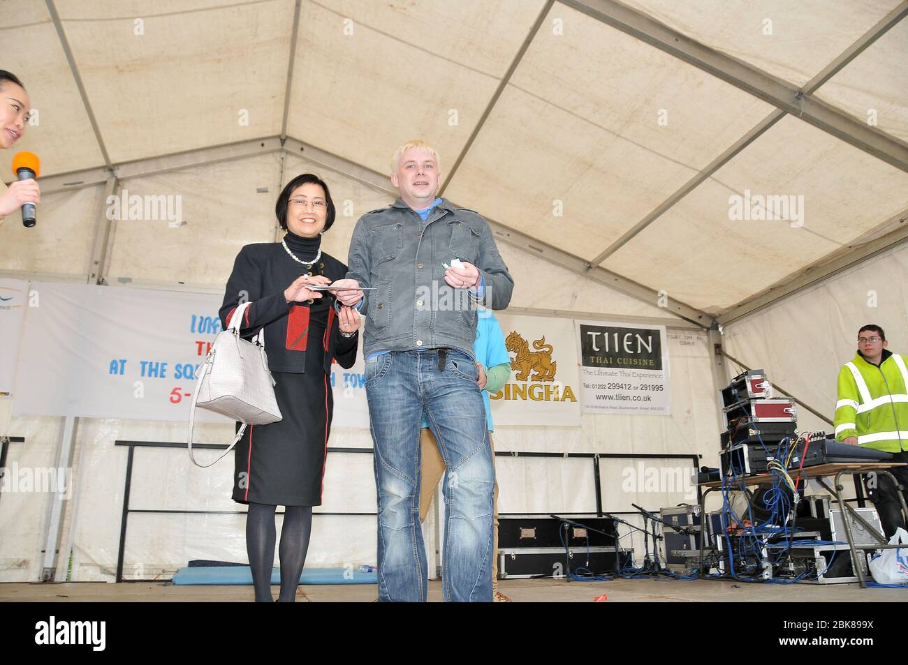 Cucina e cultura thailandese celebrata in Bournemouth Square . Il terzo festival del cibo tailandese ha in particolare lo scopo di dare a quelli di misto Thai / inglese la possibilità di socializzare ed esplorare la cultura tailandese e danza tradizionale vedere vera Muay Thai. C'era laboratori di cibo per coloro interessati a imparare a cucinare cibo tailandese. E' stato un bell'evento che ha portato la comunità anglo tailandese insieme con la gente del posto e i visitatori che hanno viaggiato da tutto il Regno Unito per vivere il festival. Foto Stock Cucina e cultura thailandese celebrata in Bournemouth Square . Il terzo festival del cibo tailandese ha in particolare lo scopo di dare a quelli di misto Thai / inglese la possibilità di socializzare ed esplorare la cultura tailandese e danza tradizionale vedere vera Muay Thai. C'era laboratori di cibo per coloro interessati a imparare a cucinare cibo tailandese. E' stato un bell'evento che ha portato la comunità anglo tailandese insieme con la gente del posto e i visitatori che hanno viaggiato da tutto il Regno Unito per vivere il festival. Foto Stock