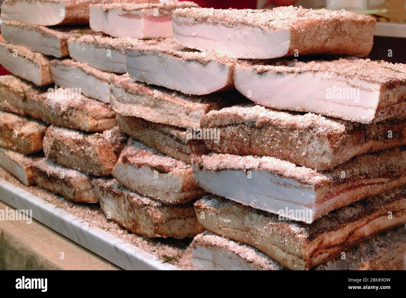 Cucina italiana, tradizionale lardo di maiale toscano di Colonnata salato e aromatizzato con erbe Foto Stock