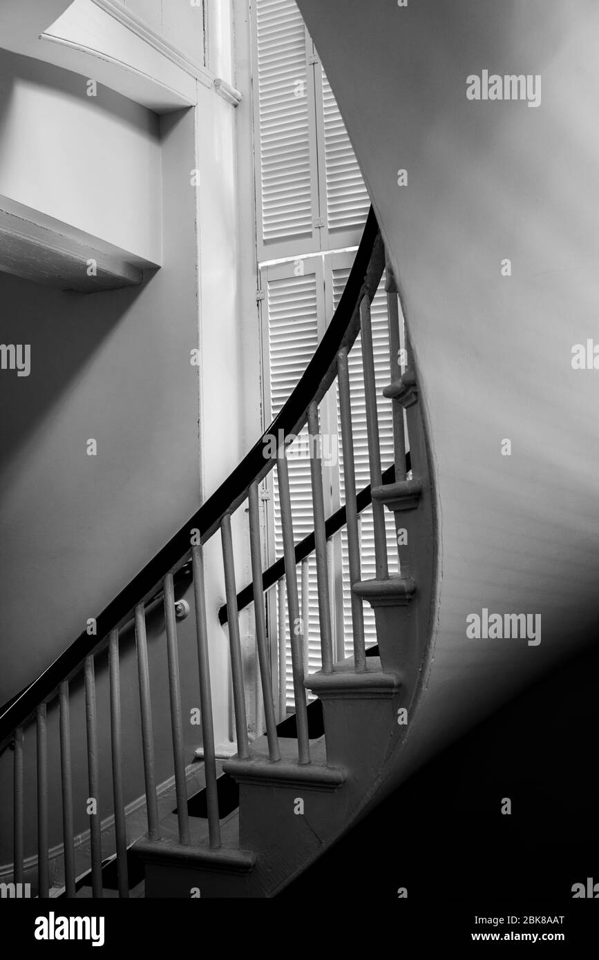 Scala in legno nella Sala riunioni Africana che portò alla scuola al piano superiore Foto Stock