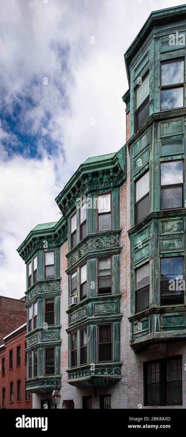 Finestre Tripartite in rame su un edificio nel quartiere storico di Beacon Hill di Boston Foto Stock